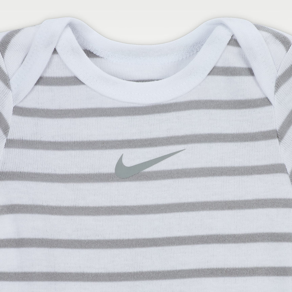 Conjunto de 3 piezas de body, pants y calcetines de felpa para bebé Nike – Gris oscuro jaspeado – vista 3