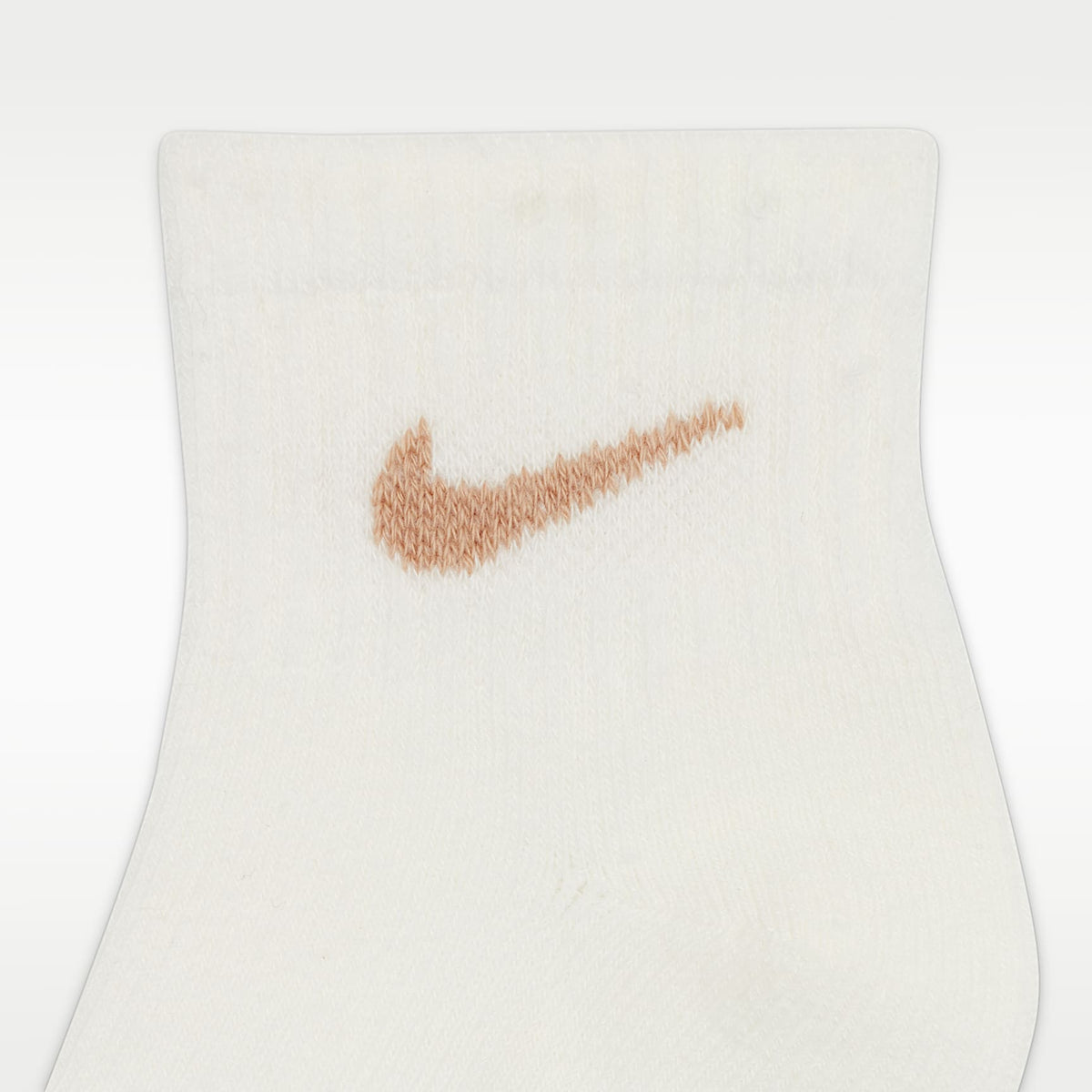 Calcetines antideslizantes Core Swoosh para bebé (3 pares) Nike – Marfil pálido – vista 3