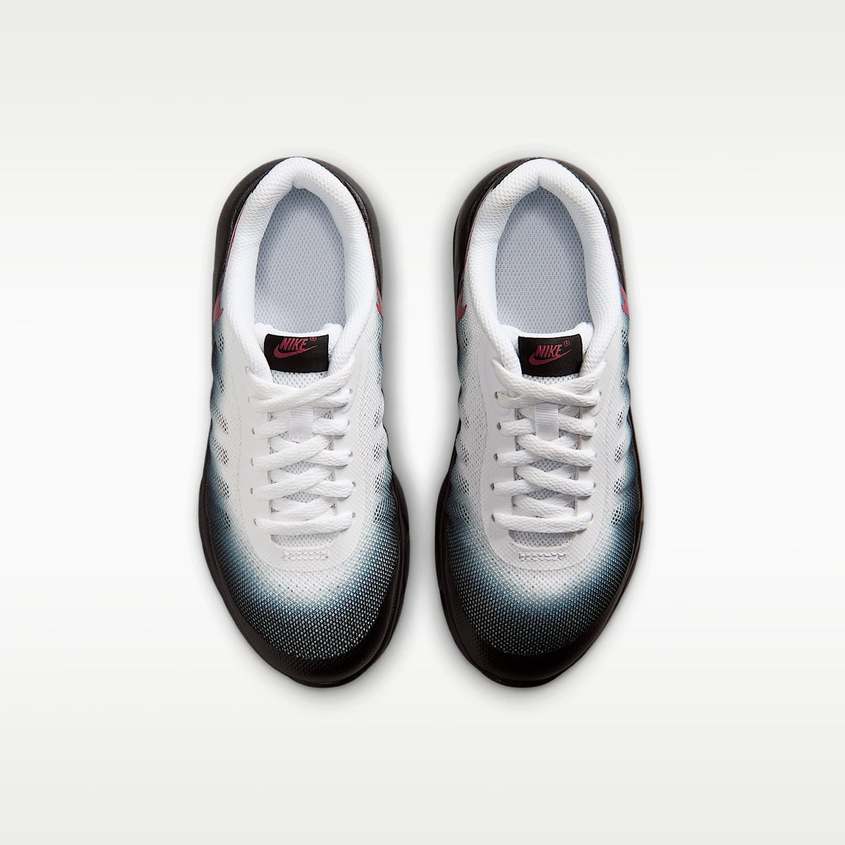 Nike Air Max Invigor – Blanco/Negro/Gris humo/Rojo duro – vista 4