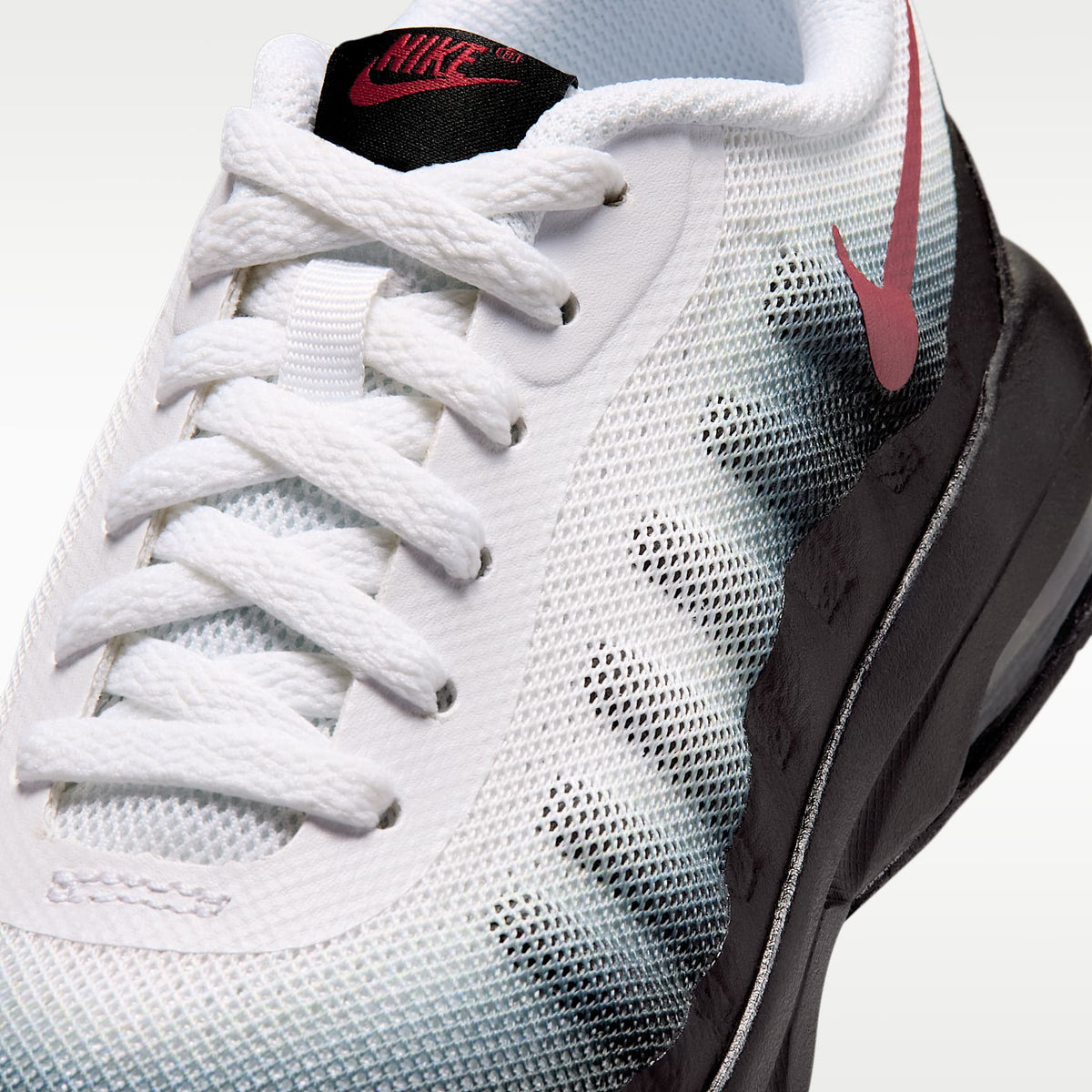 Nike Air Max Invigor – Blanco/Negro/Gris humo/Rojo duro – vista 7