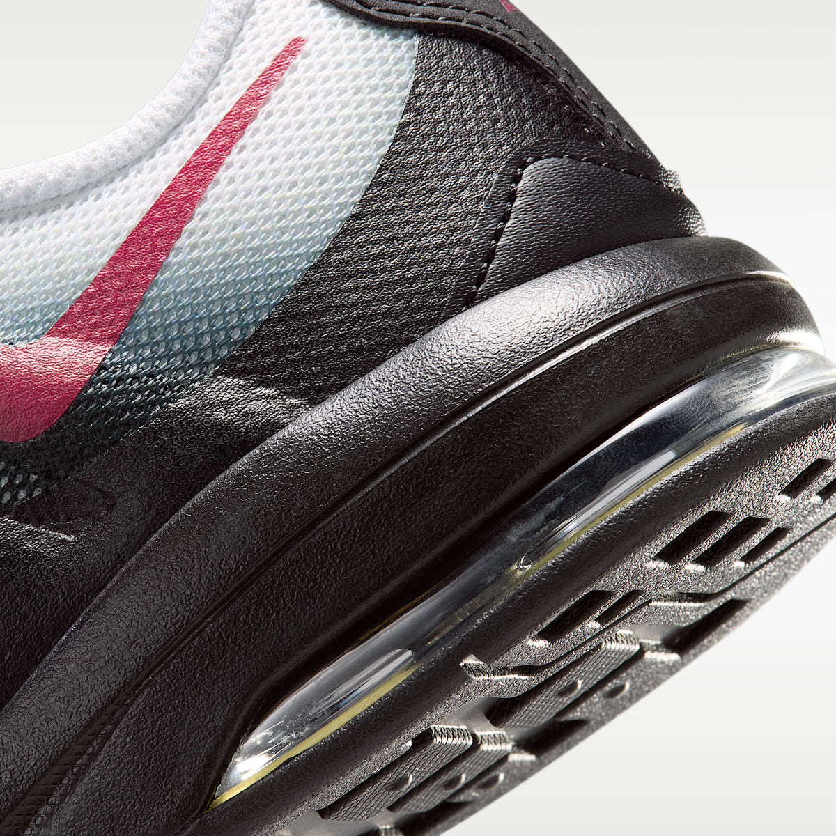 Nike Air Max Invigor – Blanco/Negro/Gris humo/Rojo duro – vista 8