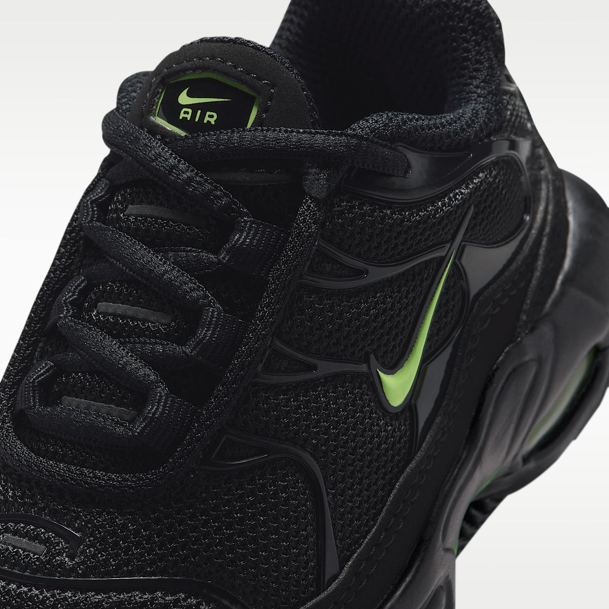 Nike Air Max Plus – Negro/Negro/Hielo volt – vista 7