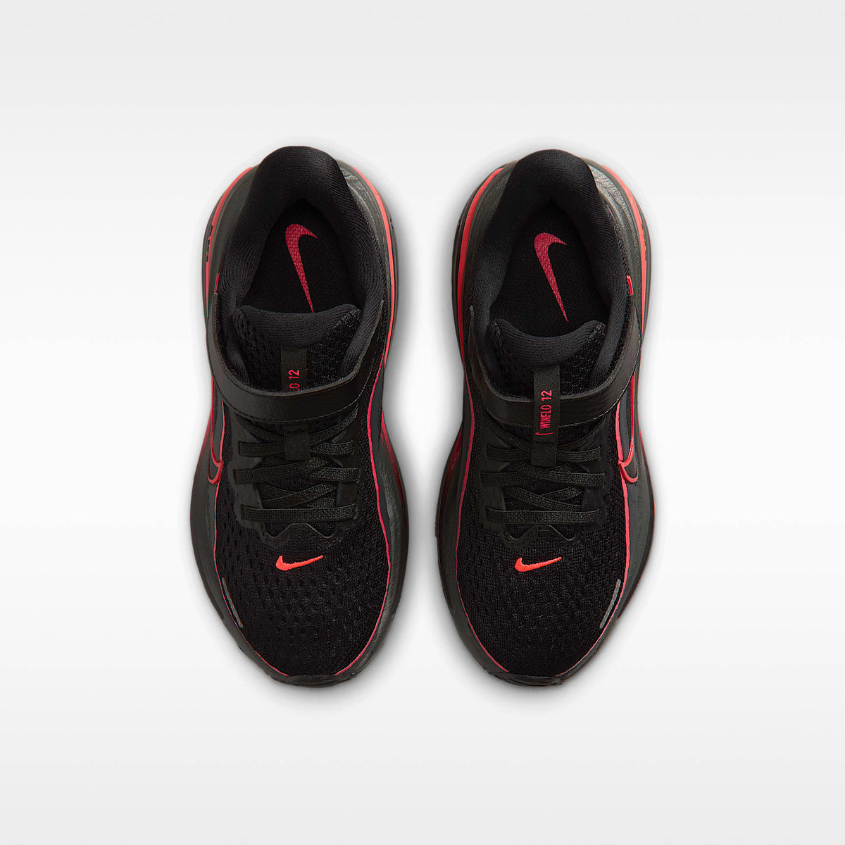 Nike Winflo 12 – Negro/Rojo órbita/Gris humo oscuro/Negro – vista 4