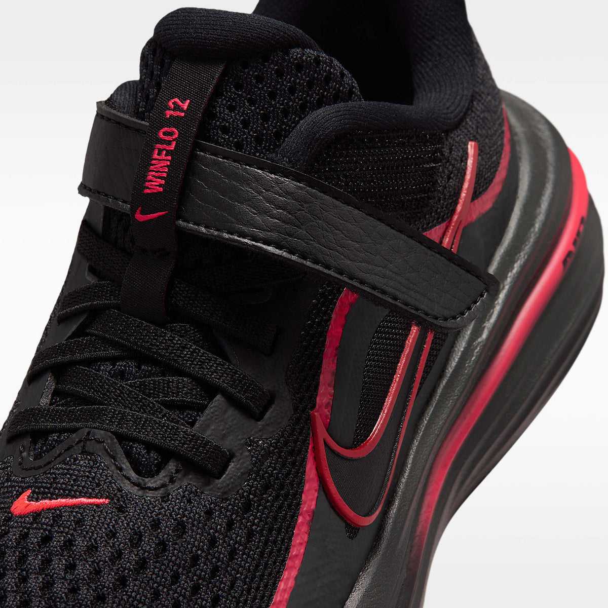 Nike Winflo 12 – Negro/Rojo órbita/Gris humo oscuro/Negro – vista 7