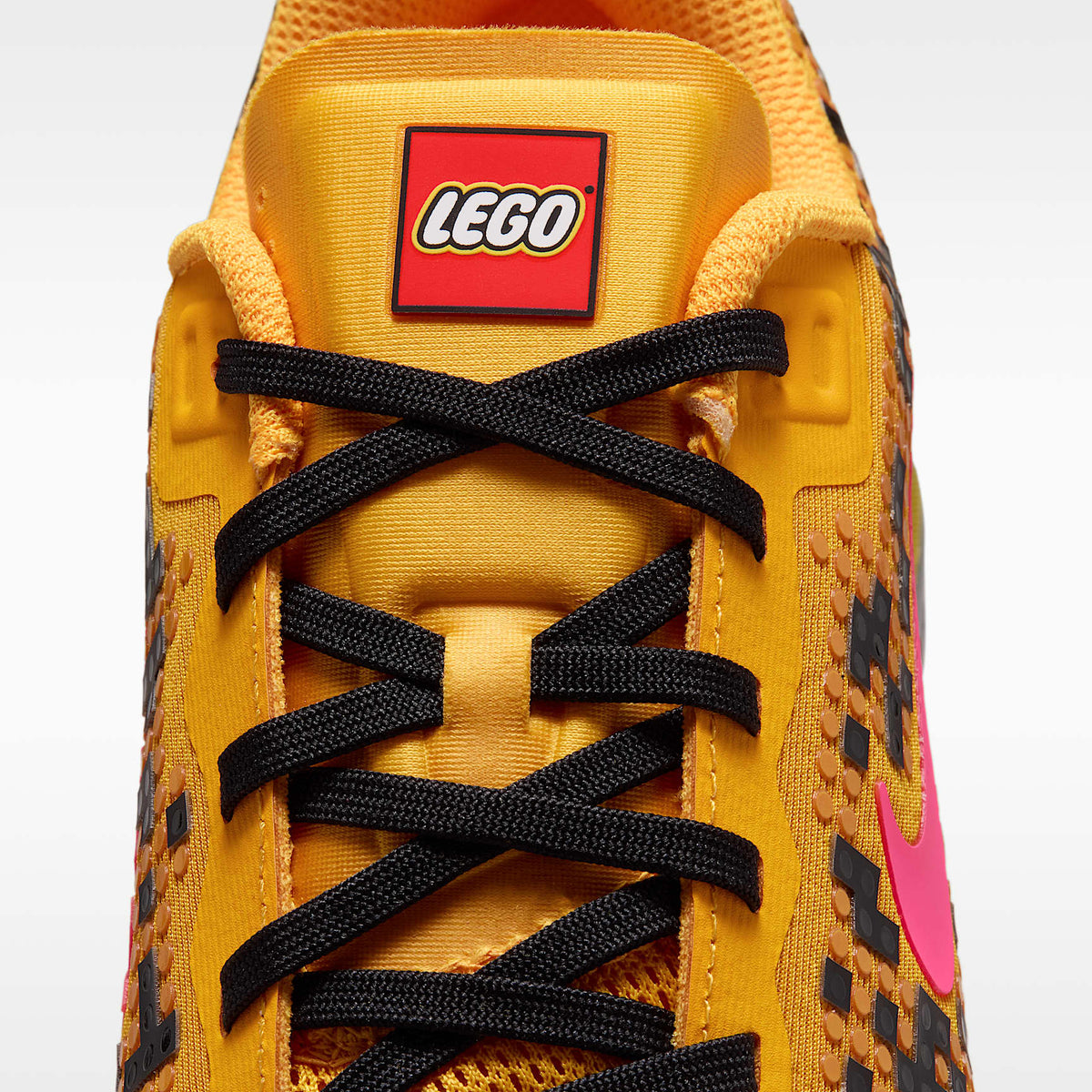 Nike Air Max Phoenix x LEGO® Collection – Oro universitario/Negro/Plata metalizado/Hiperrosa – vista 9