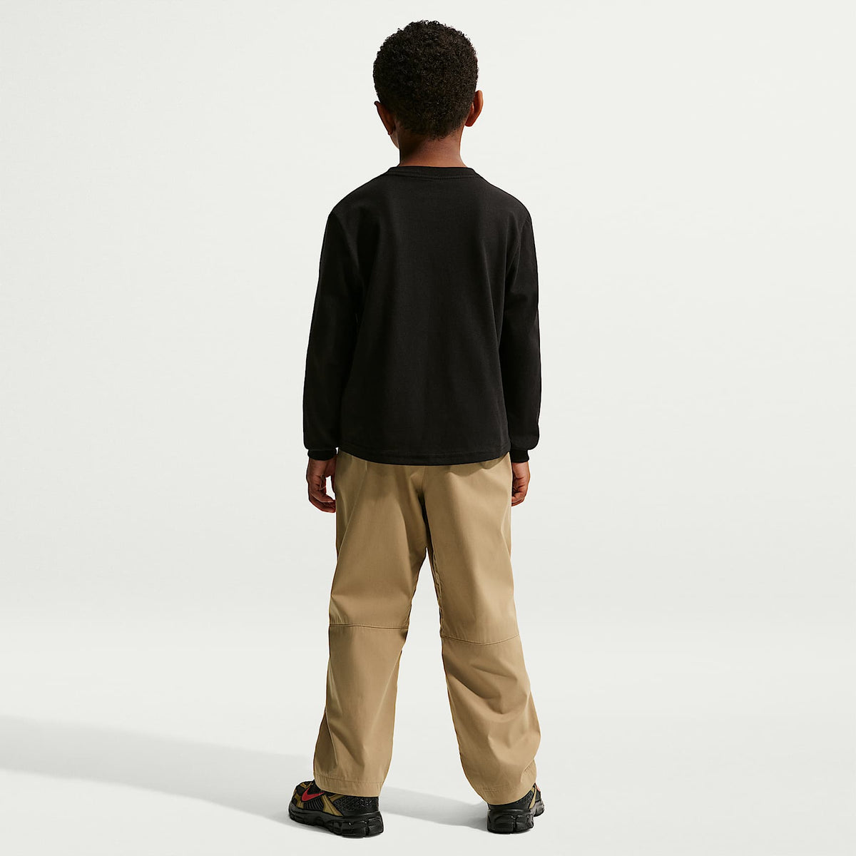 Playera de manga larga de corte cuadrado para niños talla pequeña Nike – Negro – vista 5