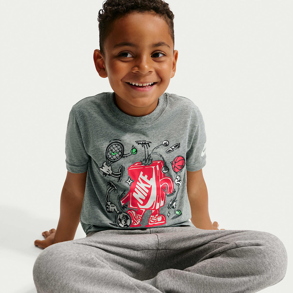 Playera de corte cuadrado para niños talla pequeña Nike – Gris oscuro jaspeado – vista 3