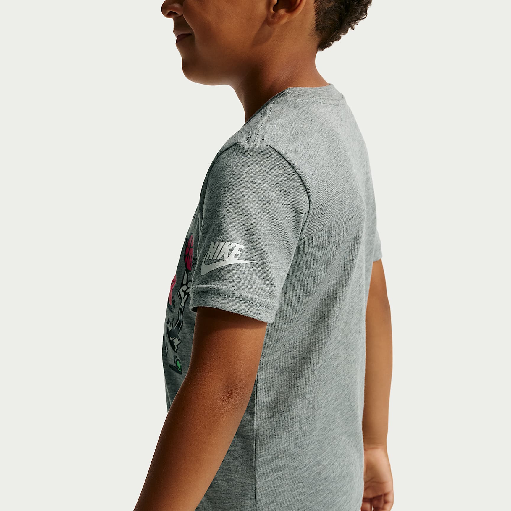 Playera de corte cuadrado para niños talla pequeña Nike – Gris oscuro jaspeado – vista 2