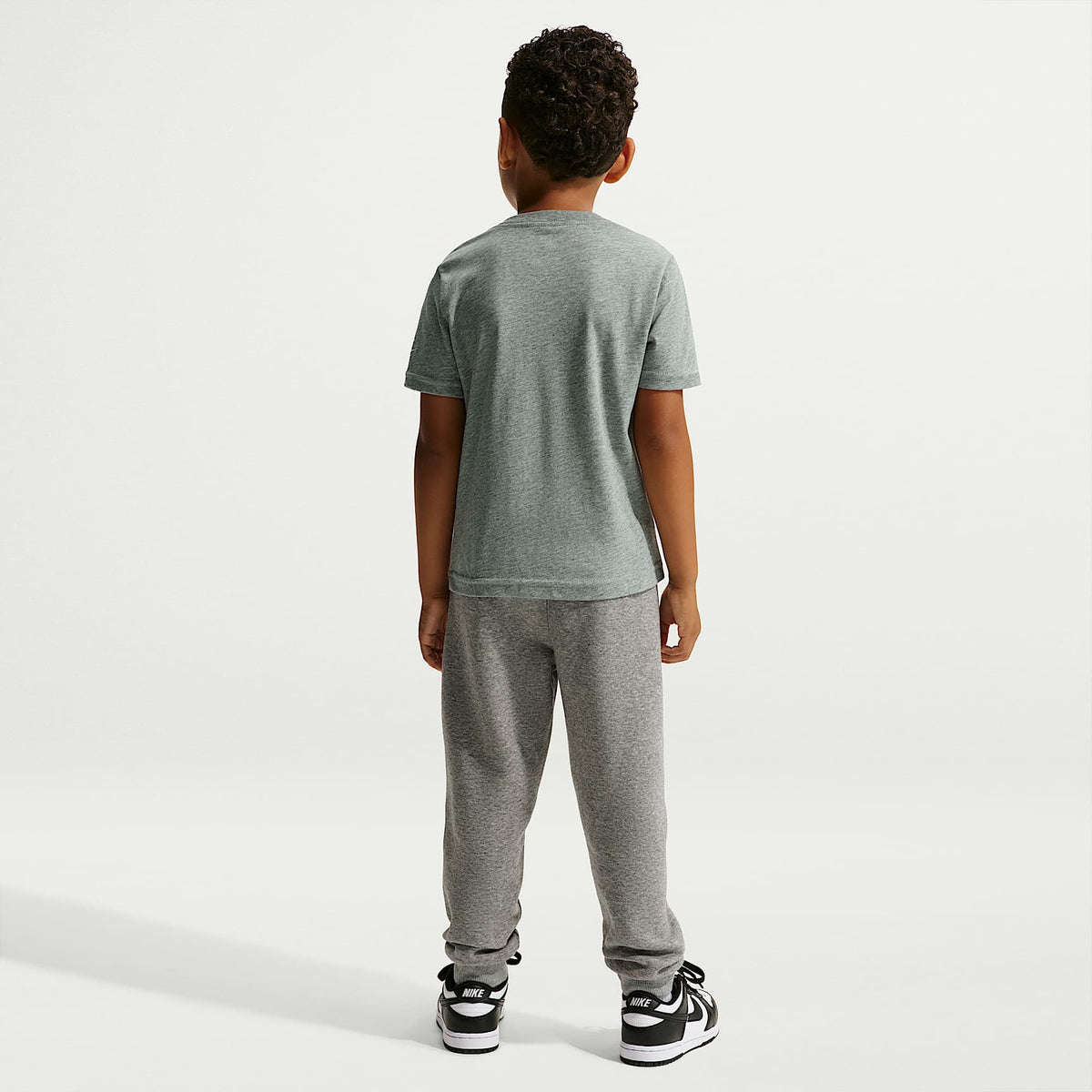 Playera de corte cuadrado para niños talla pequeña Nike – Gris oscuro jaspeado – vista 5