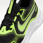 Nike Cosmic Runner – Negro/Volt/Gris lobo – vista 7