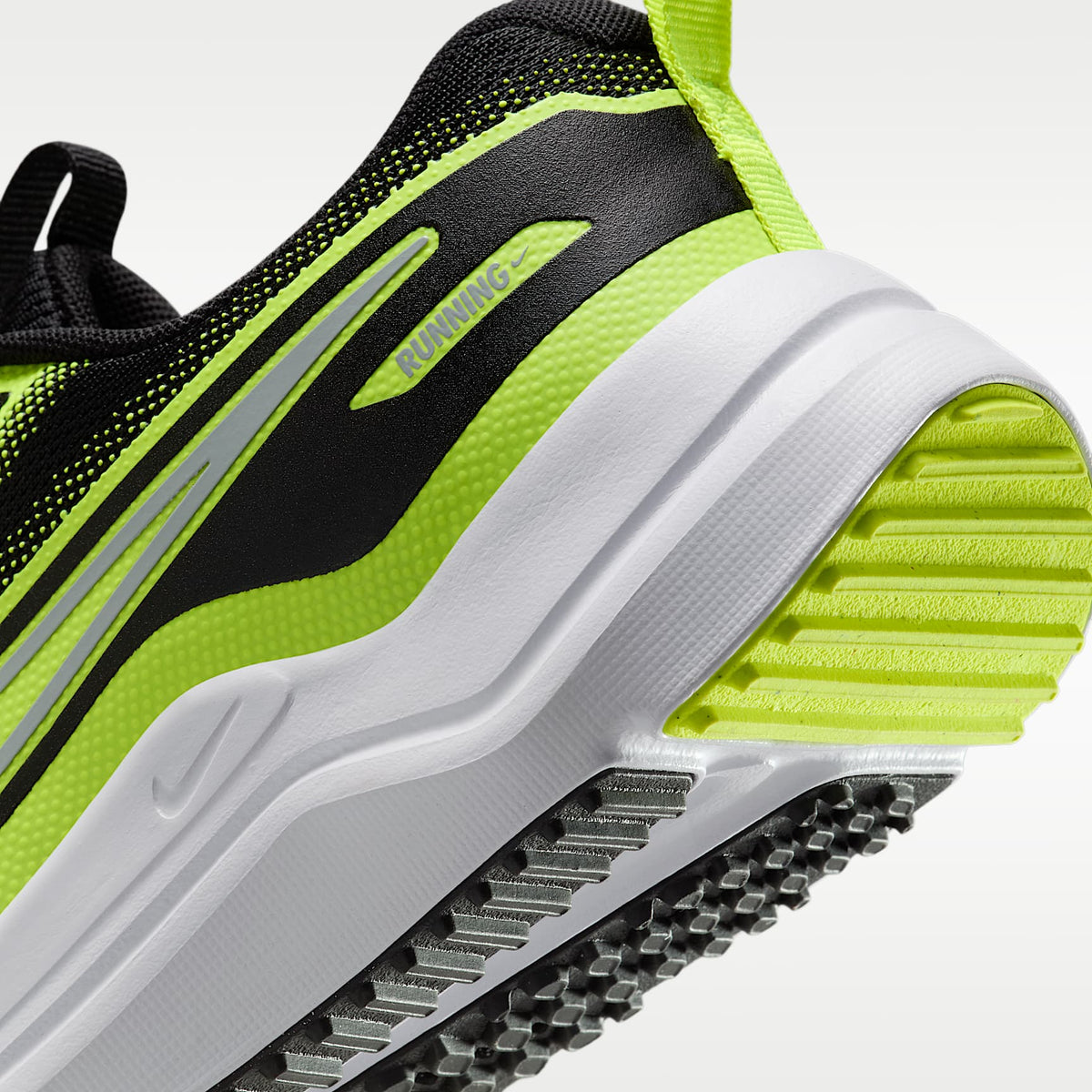 Nike Cosmic Runner – Negro/Volt/Gris lobo – vista 8