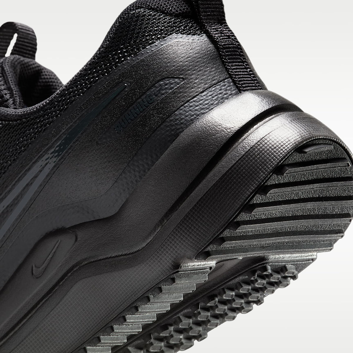 Nike Cosmic Runner – Negro/Negro/Antracita – vista 8