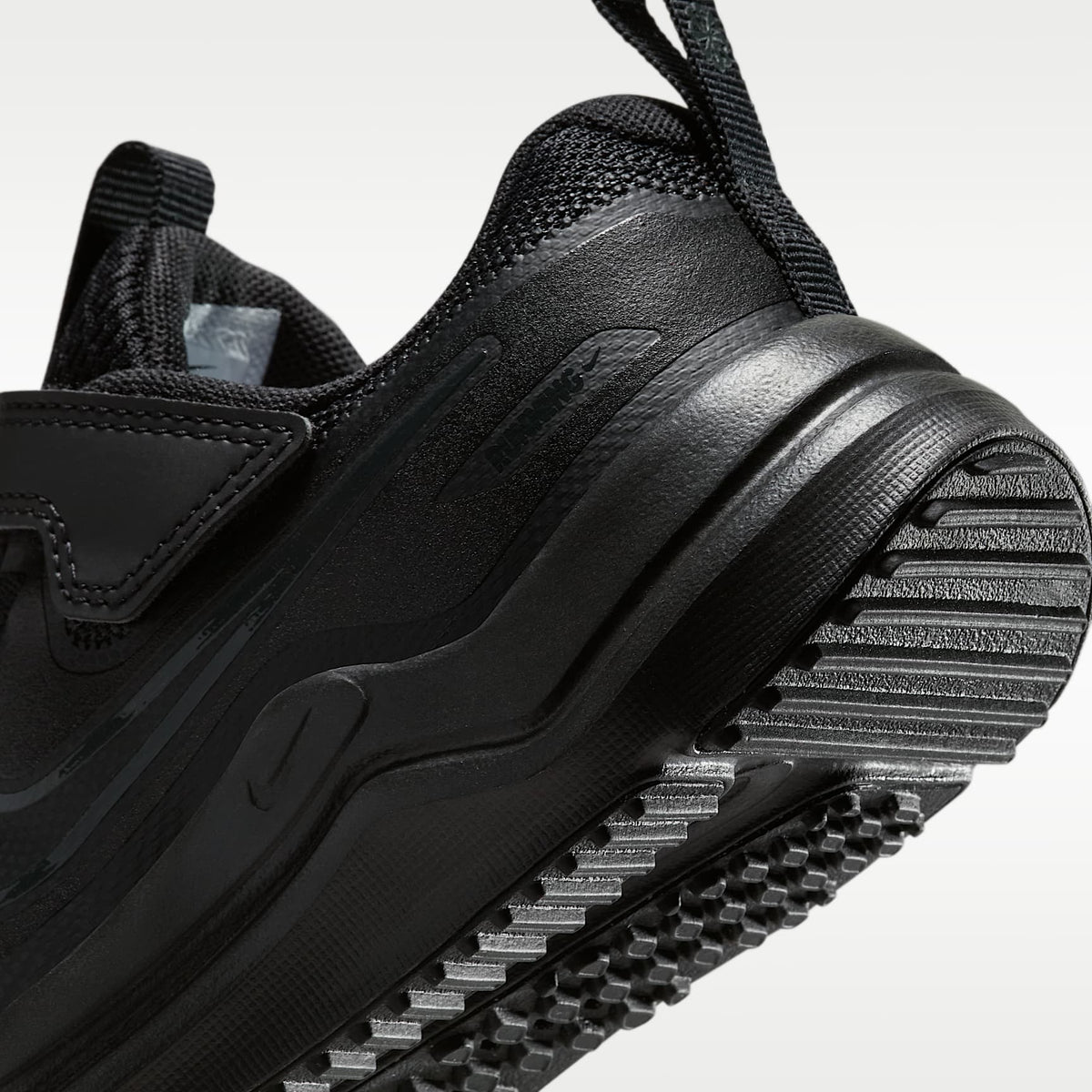 Nike Cosmic Runner – Negro/Negro/Antracita – vista 8