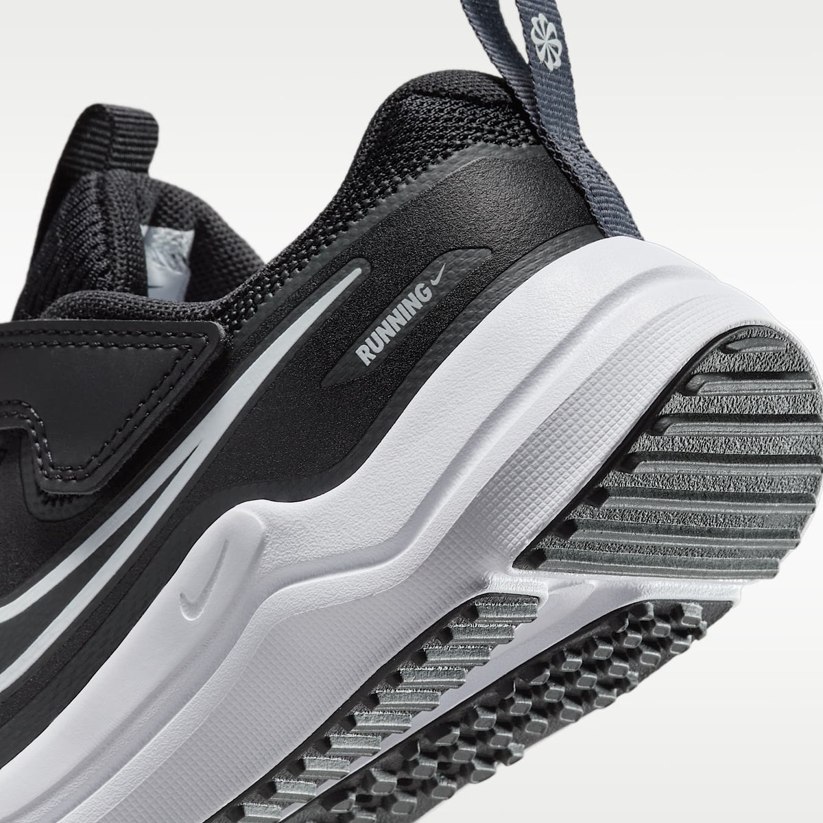 Nike Cosmic Runner – Negro/Antracita/Blanco – vista 8