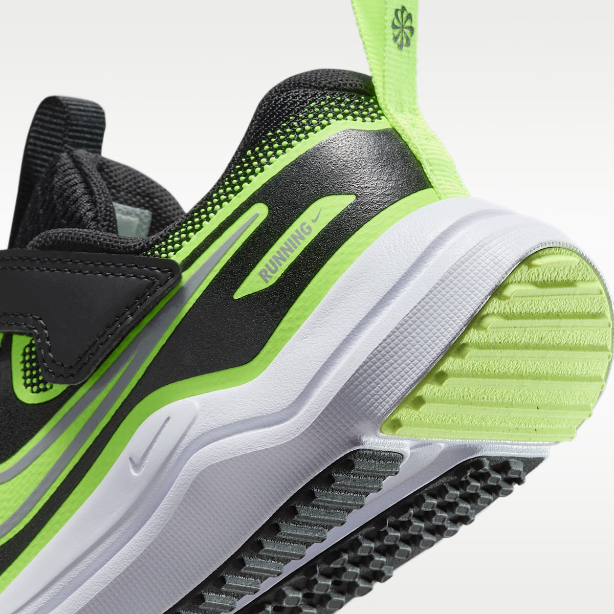 Nike Cosmic Runner – Negro/Volt/Gris lobo – vista 8