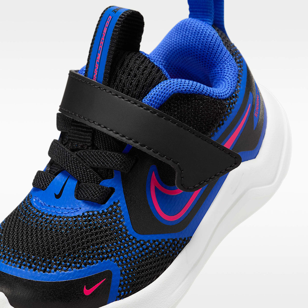 Nike Cosmic Runner – Negro/Hiperroyal/Blanco cumbre/Carmesí brillante – vista 7