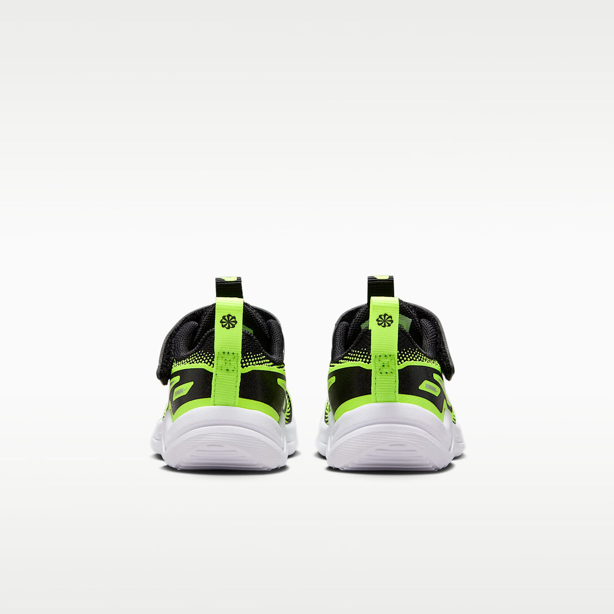 Nike Cosmic Runner – Negro/Volt/Gris lobo – vista 6