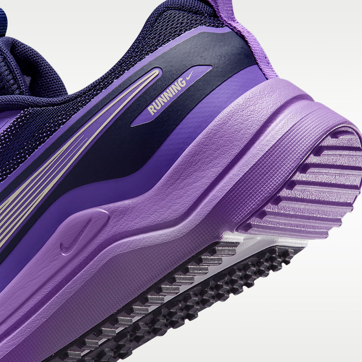 Nike Cosmic Runner – Azul oscuro/Violeta brillante/Leche de coco – vista 8