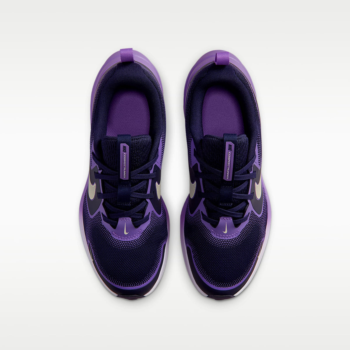 Nike Cosmic Runner – Azul oscuro/Violeta brillante/Leche de coco – vista 4