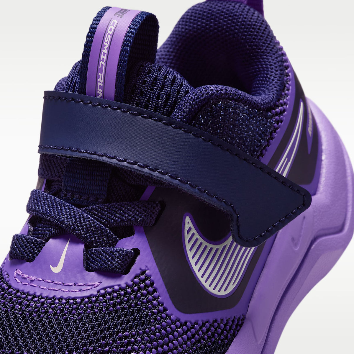 Nike Cosmic Runner – Azul oscuro/Violeta brillante/Leche de coco – vista 7