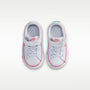 Nike Court Legacy – Gris fútbol/Blanco/Malaquita/Peonía – vista 4