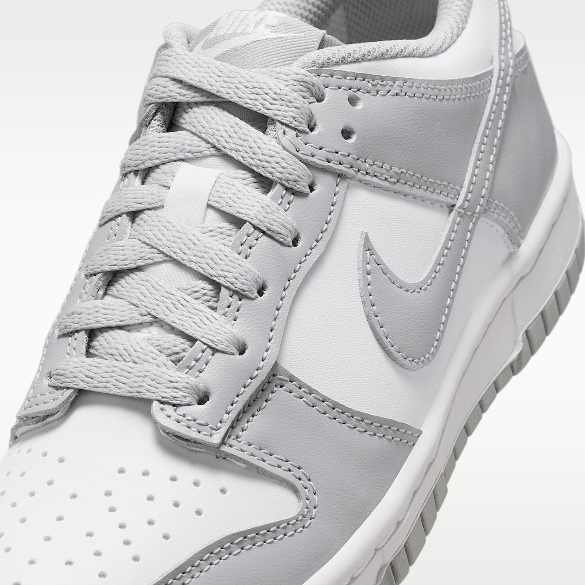 Nike Dunk Low – Blanco/Blanco/Gris humo claro – vista 7