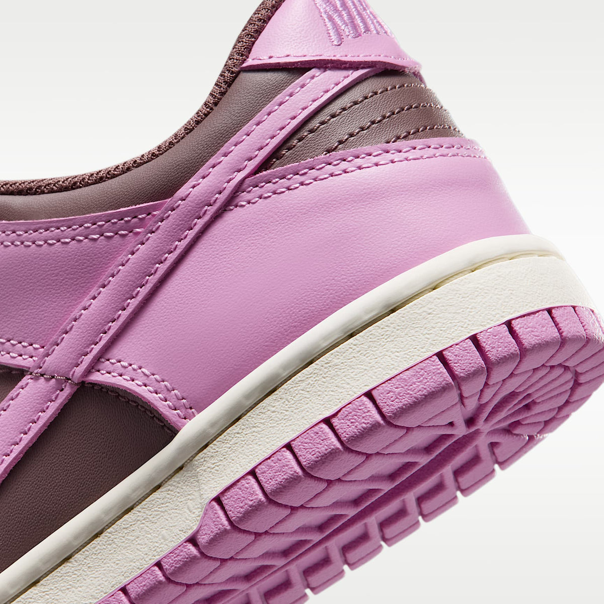 Nike Dunk Low – Tatuaje/Marfil pálido/Magenta claro – vista 8