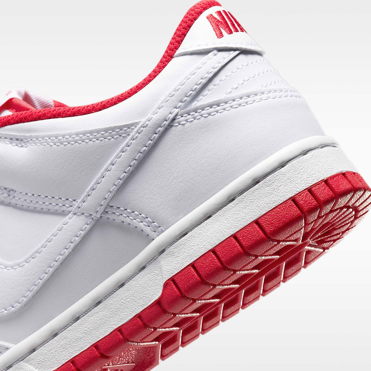 Nike Dunk Low – Blanco/Rojo universitario/Blanco – vista 8