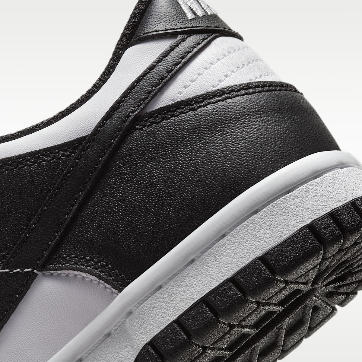 Nike Dunk Low – Blanco/Blanco/Negro – vista 8