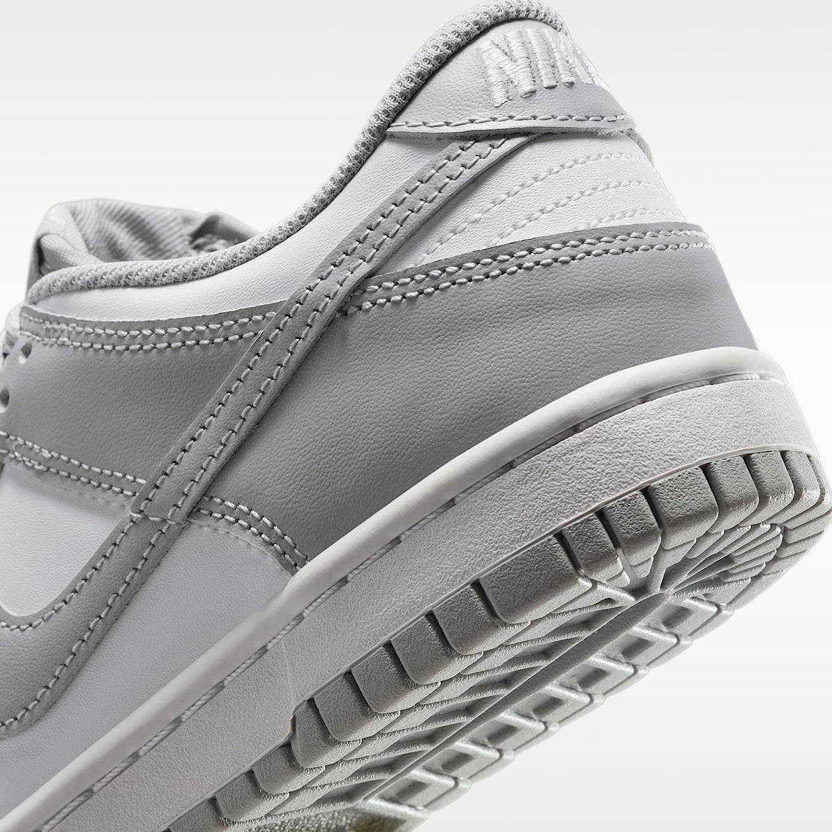Nike Dunk Low – Blanco/Blanco/Gris humo claro – vista 8