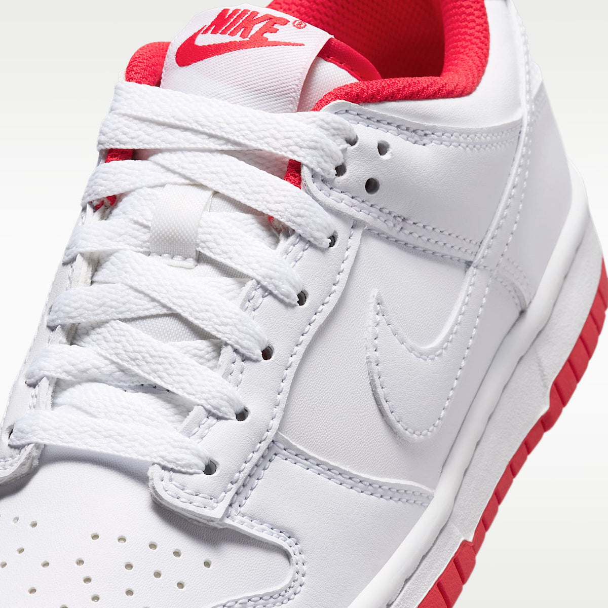 Nike Dunk Low – Blanco/Rojo universitario/Blanco – vista 7
