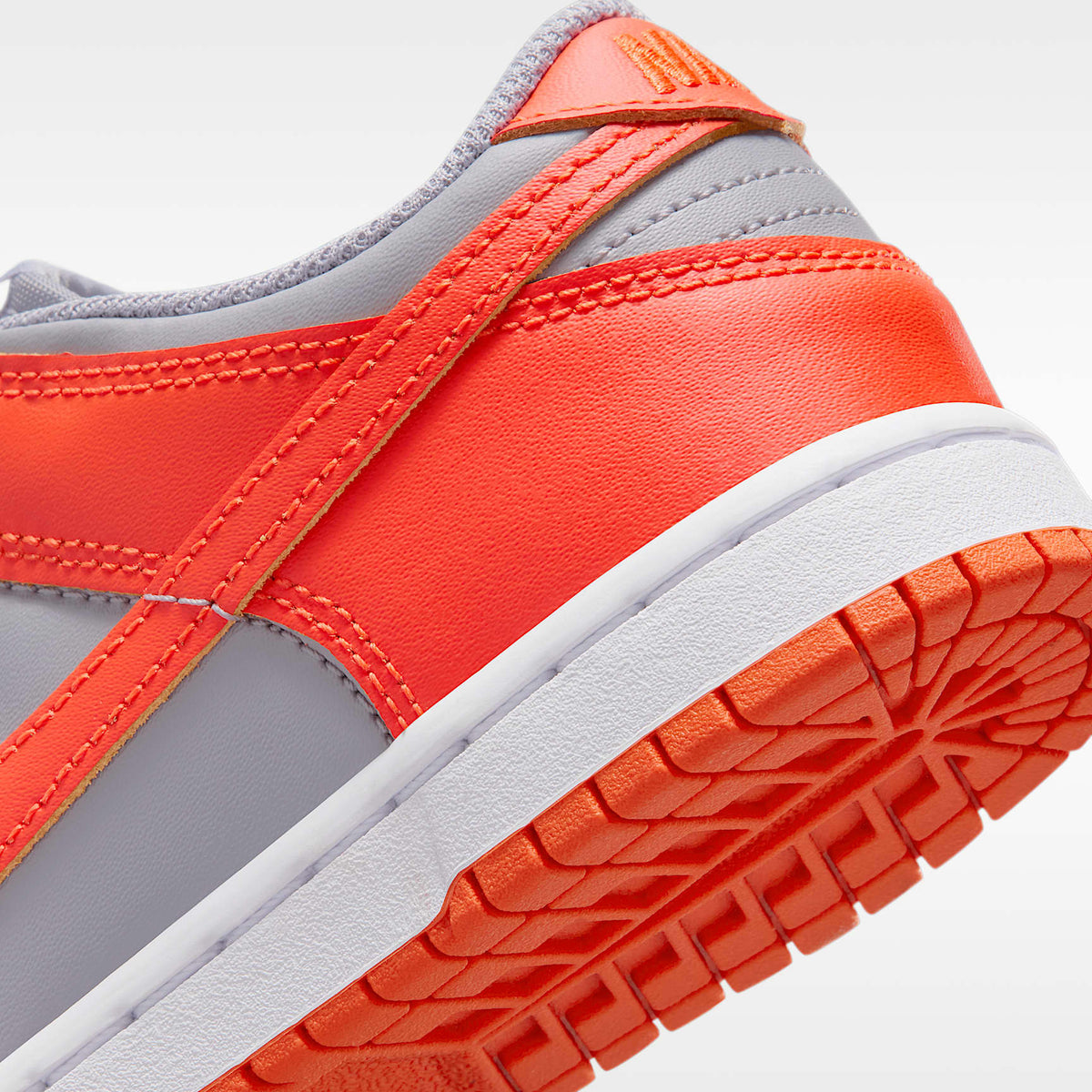 Nike Dunk Low – Gris cemento/Naranja team/Blanco/Naranja team – vista 8