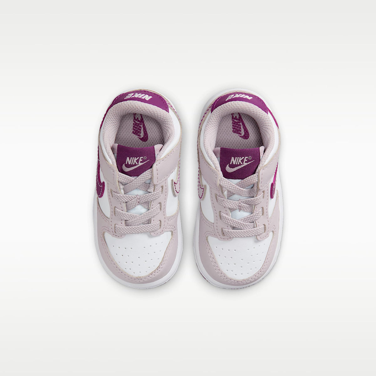 Nike Dunk Low – Blanco/Violeta platino/Violeta viotech – vista 4