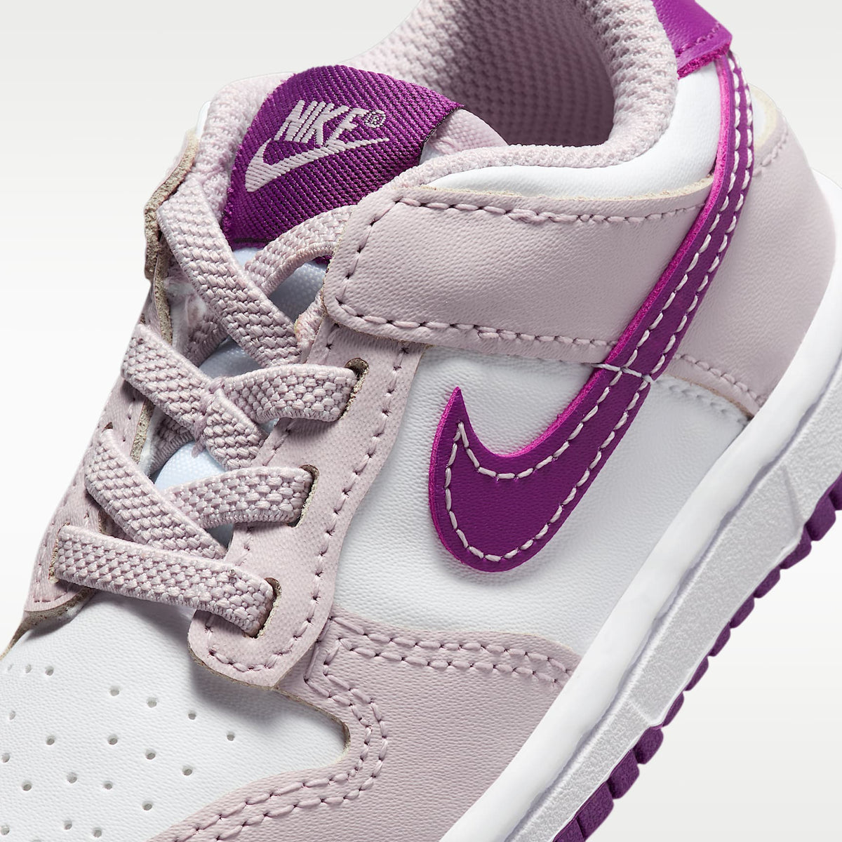 Nike Dunk Low – Blanco/Violeta platino/Violeta viotech – vista 7