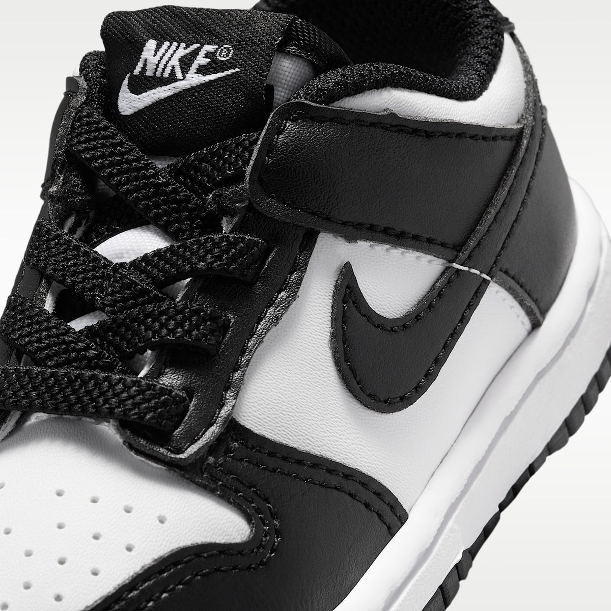 Nike Dunk Low – Blanco/Blanco/Negro – vista 7