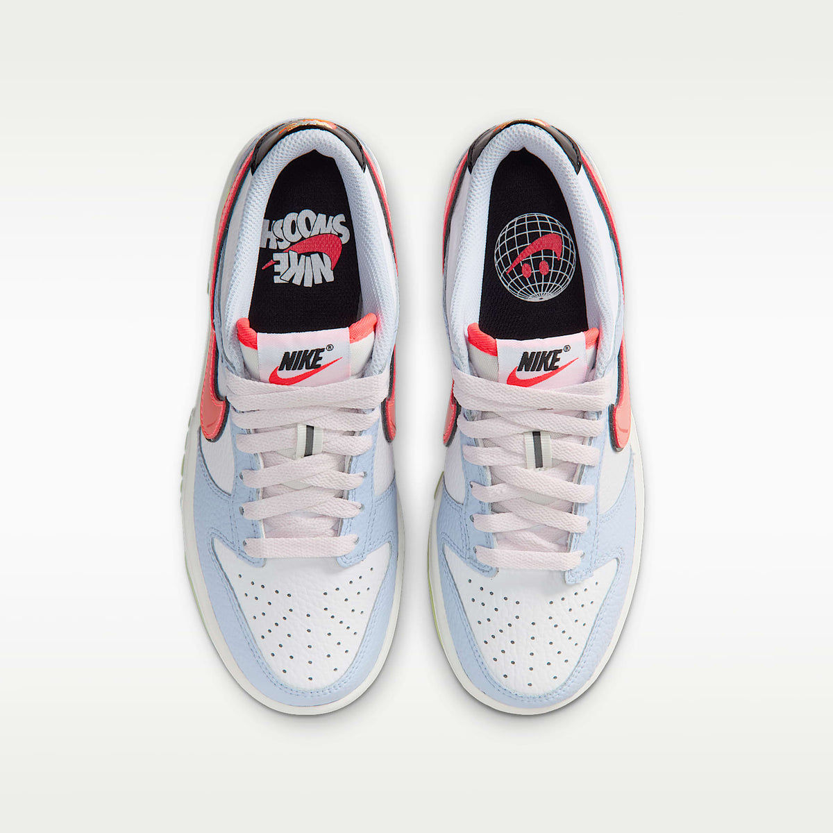Nike Dunk Low – Blanco/Azul hidrógeno/Negro/Carmesí flash – vista 4