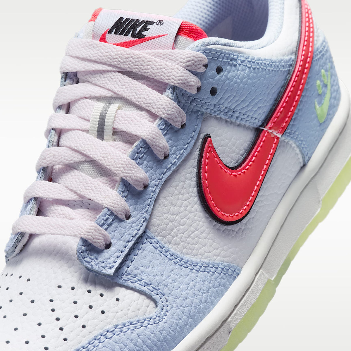 Nike Dunk Low – Blanco/Azul hidrógeno/Negro/Carmesí flash – vista 7
