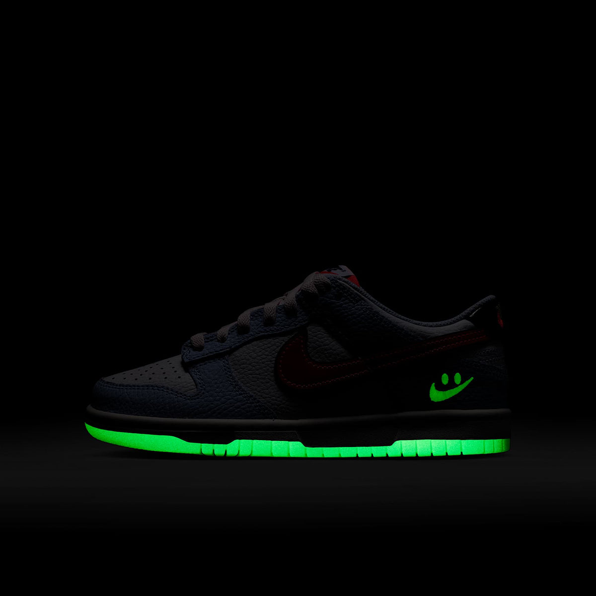 Nike Dunk Low – Blanco/Azul hidrógeno/Negro/Carmesí flash – vista 9