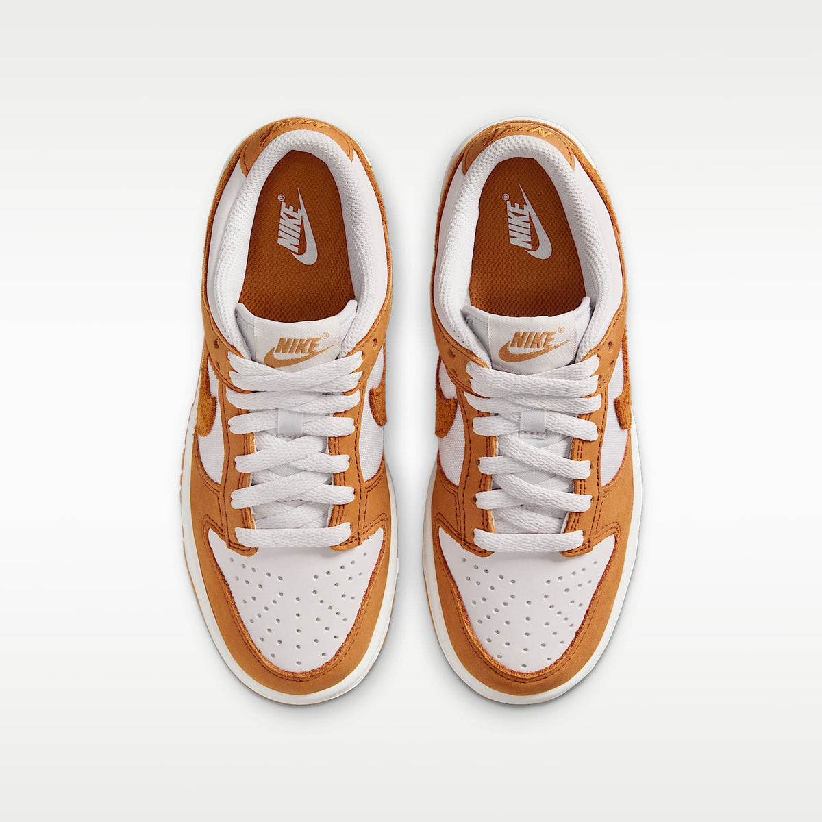 Nike Dunk Low SE – Gris vasto/Blanco/Blanco/Ocre desierto – vista 4