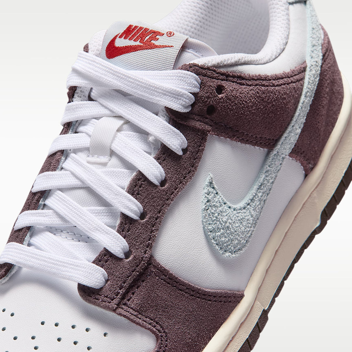 Nike Dunk Low SE – Blanco/Burdeos ceniza/Carmesí team/Azul glacial – vista 7