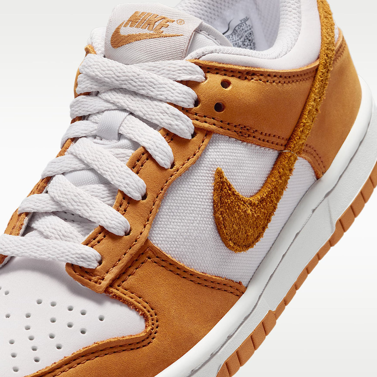 Nike Dunk Low SE – Gris vasto/Blanco/Blanco/Ocre desierto – vista 7
