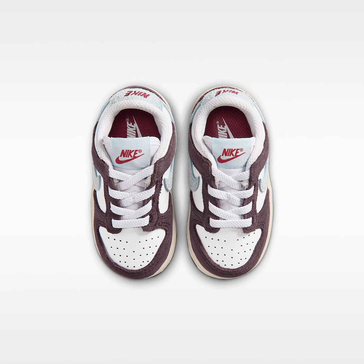 Nike Dunk Low SE – Blanco/Burdeos ceniza/Carmesí team/Azul glacial – vista 4