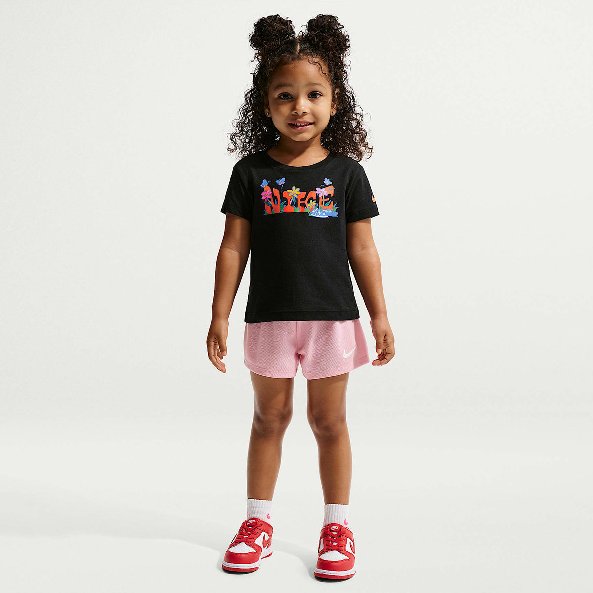 Playera de tela de punto floral infantil Nike – Negro – vista 4