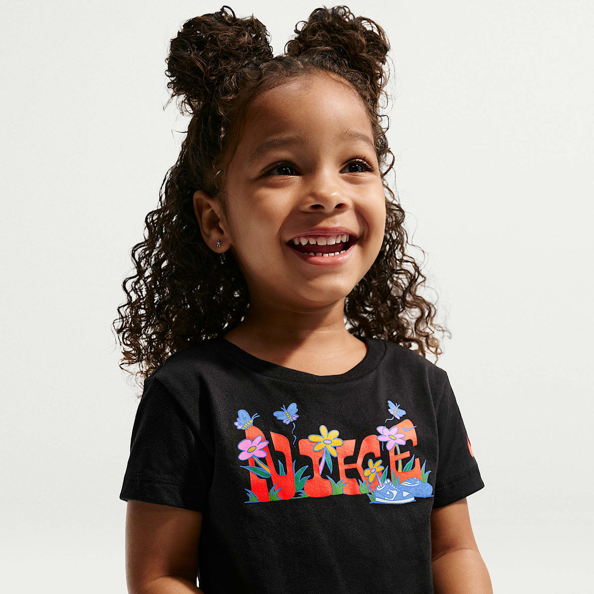 Playera de tela de punto floral infantil Nike – Negro – vista 3
