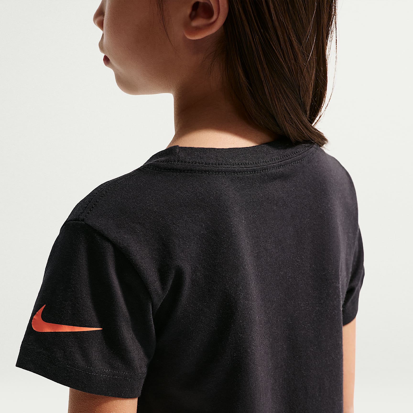 Playera de tela de punto floral para niños talla pequeña Nike – Negro – vista 2