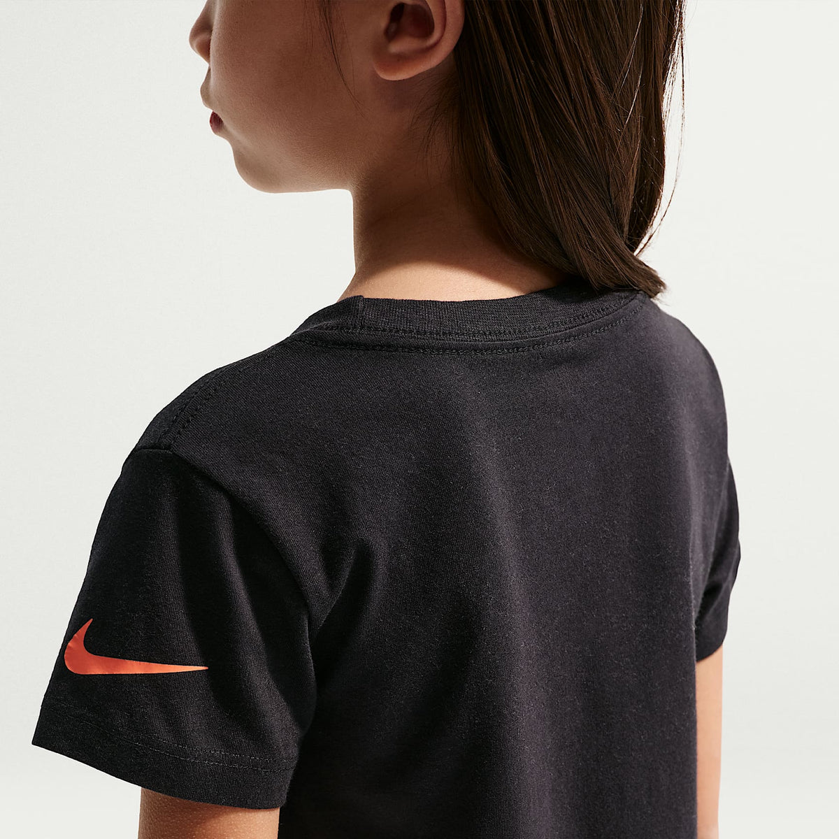 Playera de tela de punto floral para niños talla pequeña Nike – Negro – vista 2