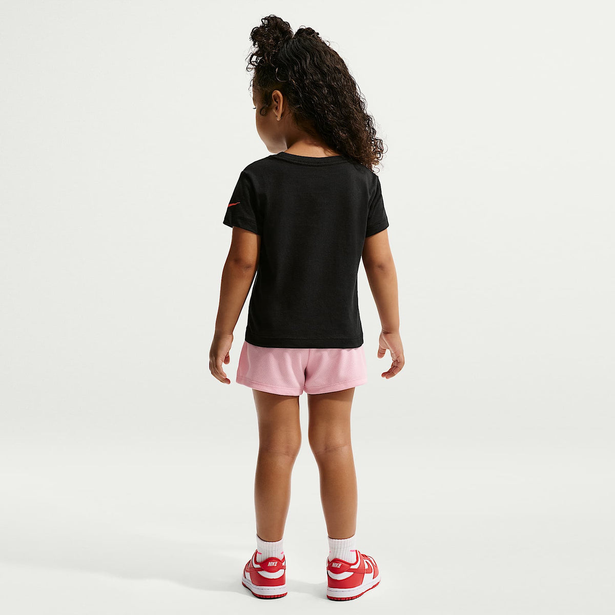 Playera de tela de punto floral infantil Nike – Negro – vista 5