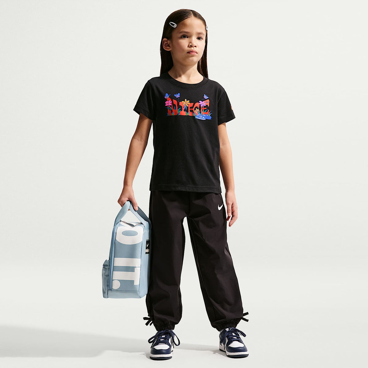 Playera de tela de punto floral para niños talla pequeña Nike – Negro – vista 4