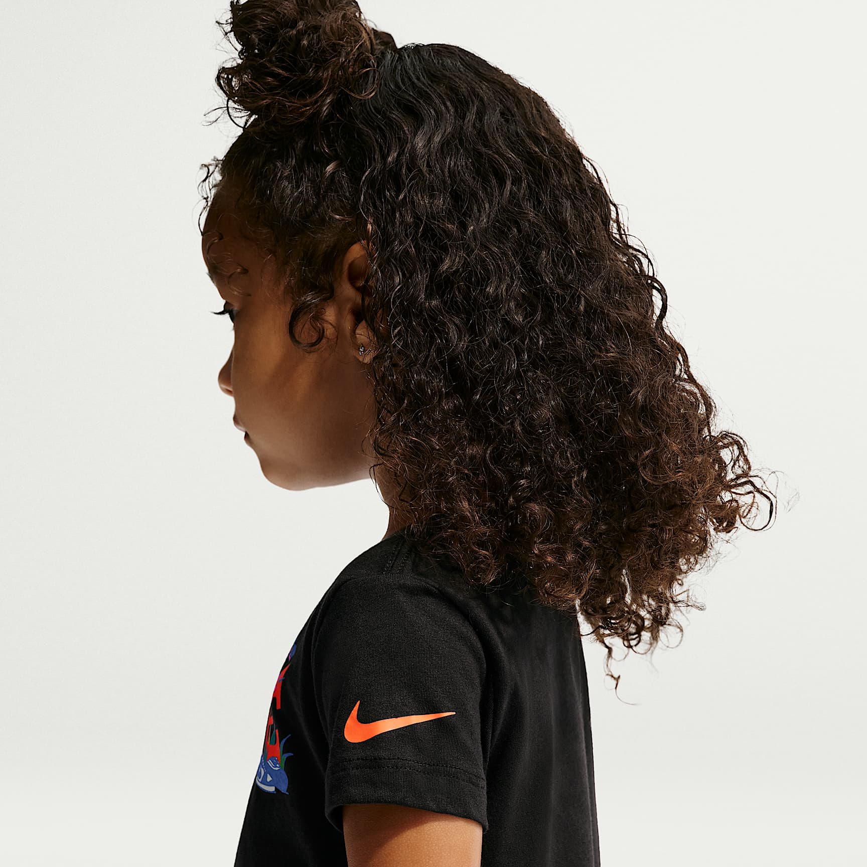 Playera de tela de punto floral infantil Nike – Negro – vista 2
