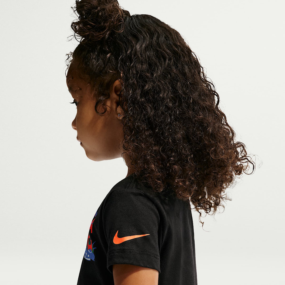 Playera de tela de punto floral infantil Nike – Negro – vista 2